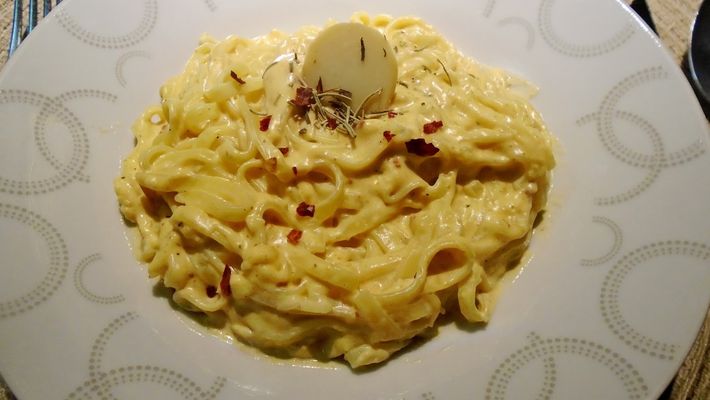 MACARRÃO AO MOLHO DE PÁPRICA DOCE, QUEIJOS E PIMENTA CALABRESA