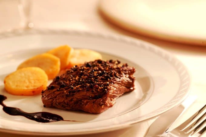 Filé com pimenta-do-reino e vinagre balsâmico (steak au poivre)